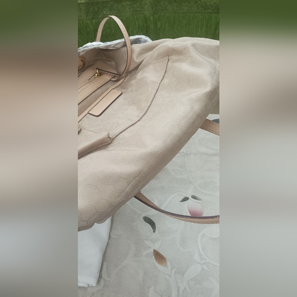 Authentic Michael Kors Pocketbook Tote in Vanilla - Picture 5 of 14